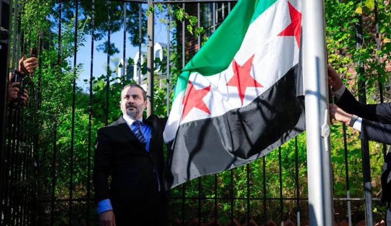 وزير الخارجية السوري يرفع علم سوريا في مقر السفارة بواشنطن