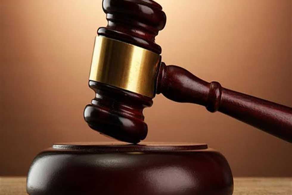 مصري يقتل أطفاله الثلاثة ويطعن زوجته ثم ينتحر تحت عجلات القطار