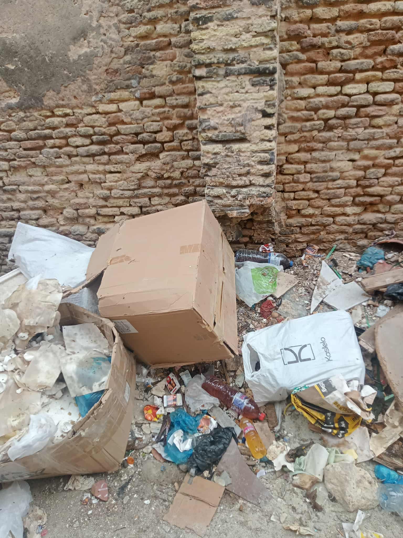القيروان.. أوساخ وراء سور المدينة العتيقة تشوّه صورة “عاصمة الأغالبة”