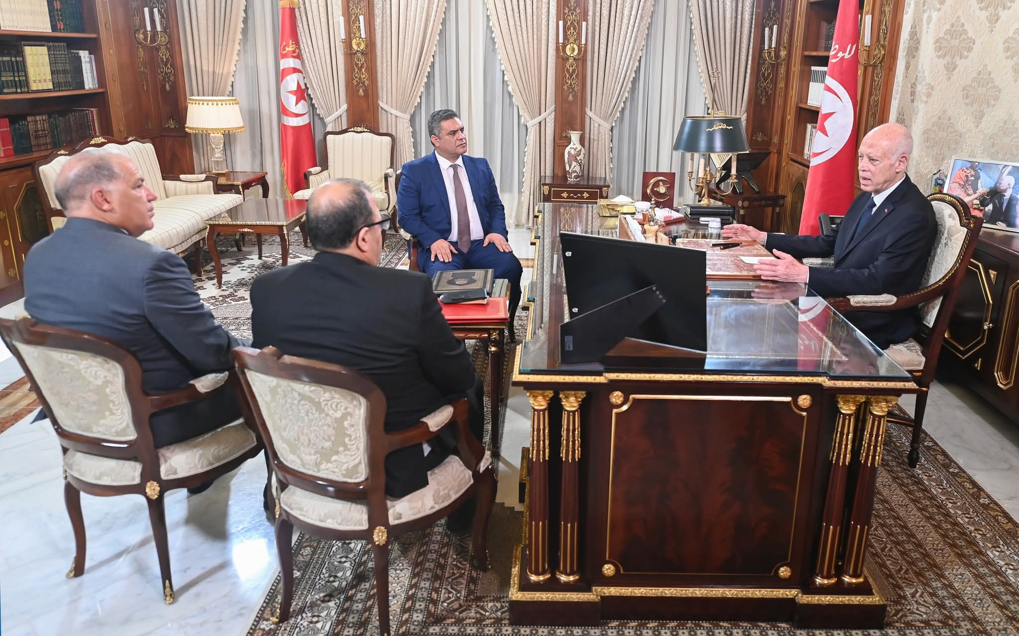 لدى استقباله وزير الداخلية والمدير العام للأمن الوطني والمدير العام آمر الحرس الوطني.. رئيس الجمهورية: مقاومة الاحتكار والمضاربة والترفيع في الأسعار سياسة دولة مستمرّة 