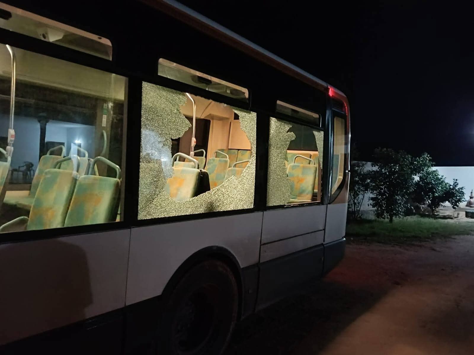 الشراردة..رشق حافلة مدرسية بالحجارة من قبل مجهولين على متن دراجة نارية