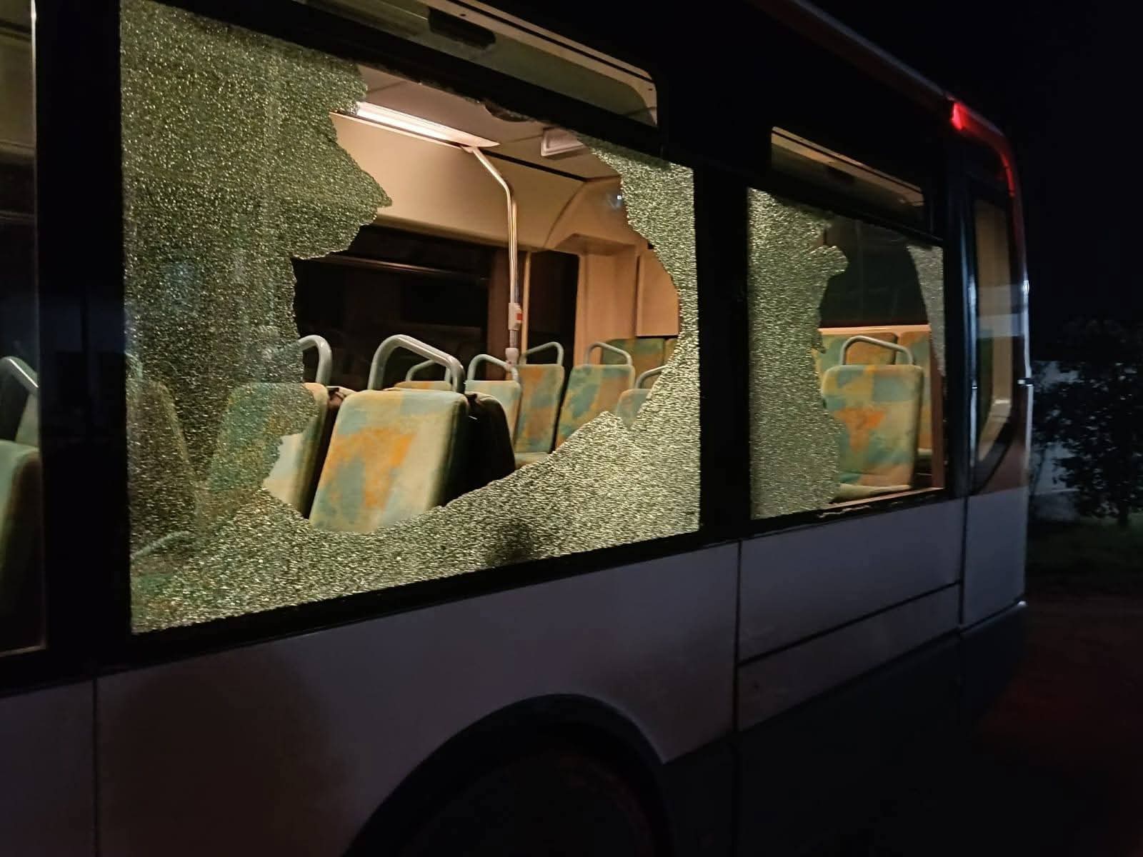 بعد رشقها بالحجارة.. حافلة مدرسية بالشراردة خارج الخدمة 