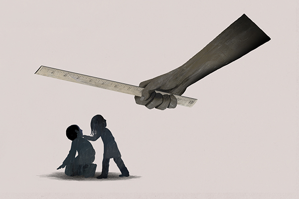 احتجاز.. تقييد بالسلاسل.. و«تجويع»..   آباء يؤدبون أبناءهم بالتعذيب.. وطفولة «تئن» خلف الأبواب المغلقة
