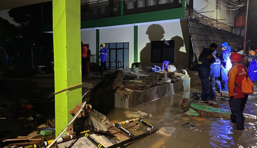 عشرات الطلاب محاصرون تحت أنقاض مدرسة إسلامية بإندونيسيا