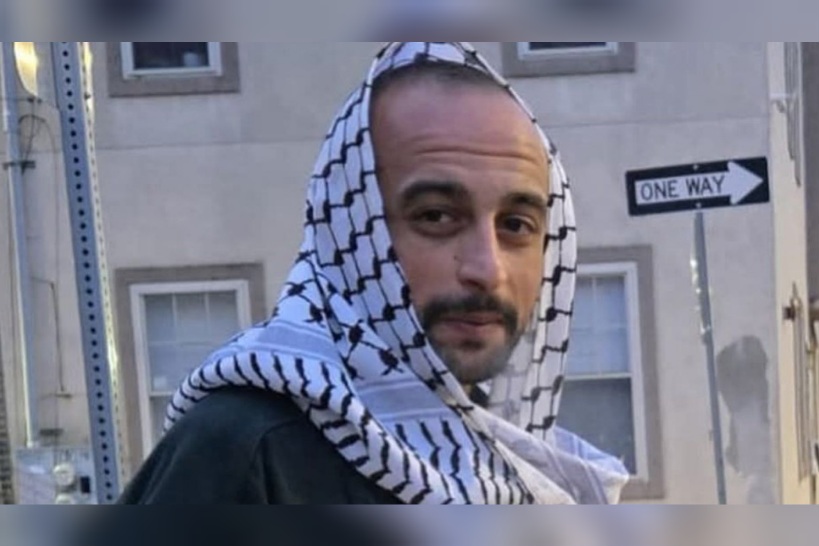 شرطة الاحتلال تعتدي على التونسي مهاب السنوسي بعد رفعه علم فلسطين 