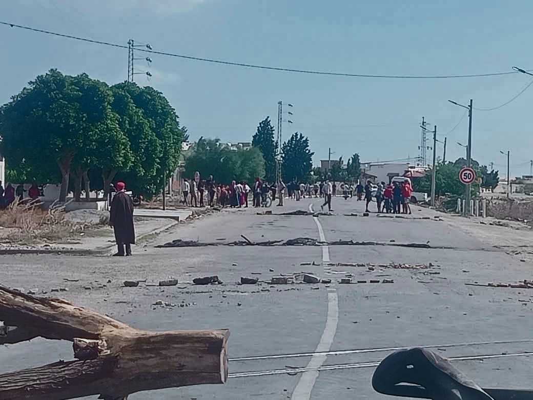 سيدي بوعلي.. أهالي منطقة منزل المحطة يحتجون على تردي خدمات النقل المدرسي 