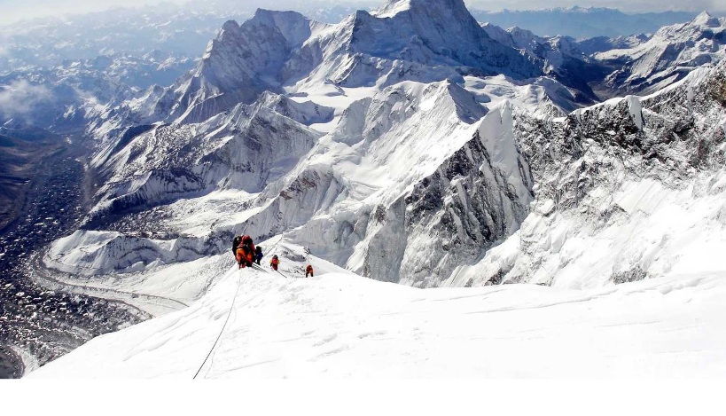 إنقاذ مئات السياح بعد عاصفة ثلجية في جبل إيفرست