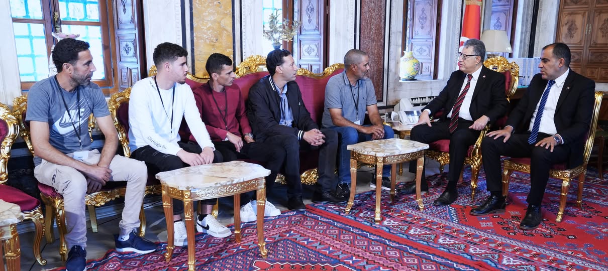 رئيس البرلمان يستقبل ممثلين عن عمّال المناولة تمّ إيقافهم عن العمل