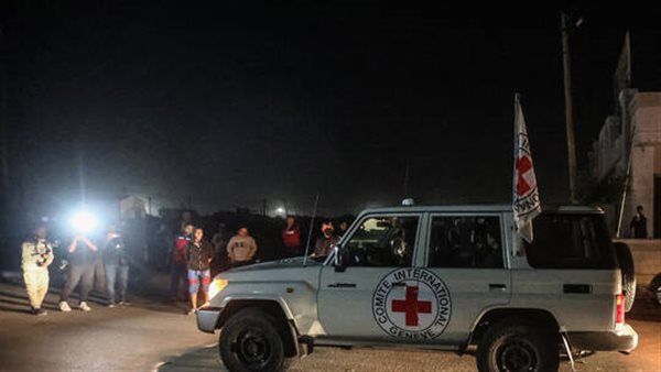 حافلات الصليب الأحمر تستعدّ لاستقبال الأسرى الفلسطينيين