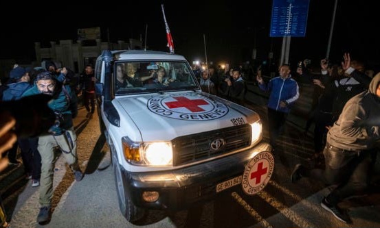 إطلاق سراح أوّل دفعة من رهائن الكيا.ن الصهيو.ني 