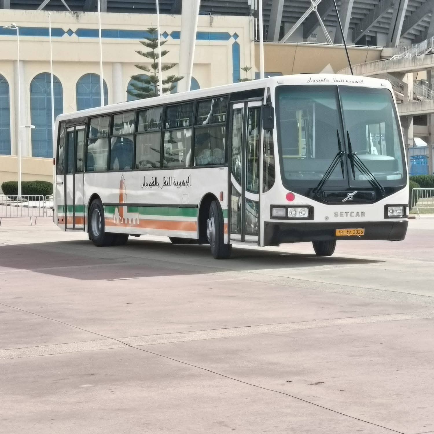 حفوز.. تهشيم حافلة نقل مدرسي جديدة في حادث رشق بالحجارة