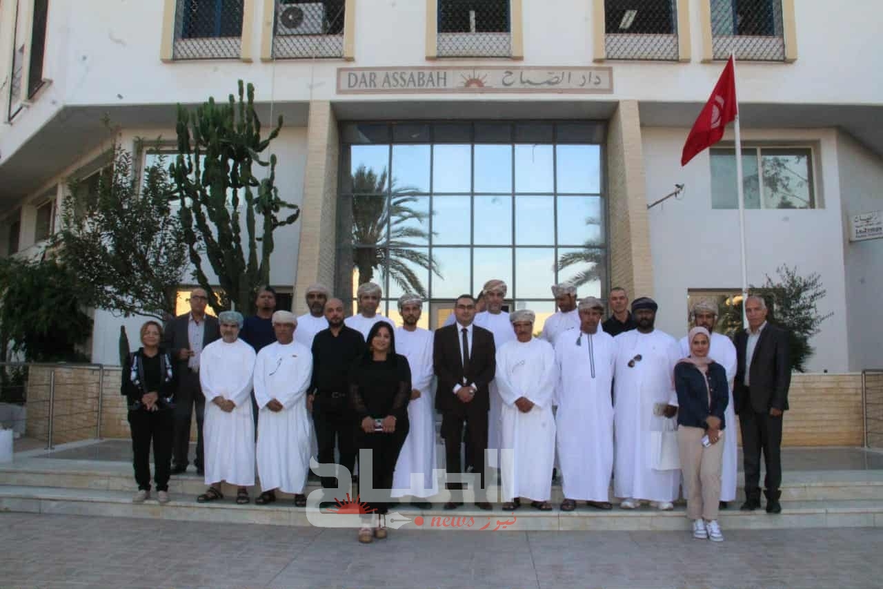 وفد إعلامي عماني في ضيافة «دار الصباح»