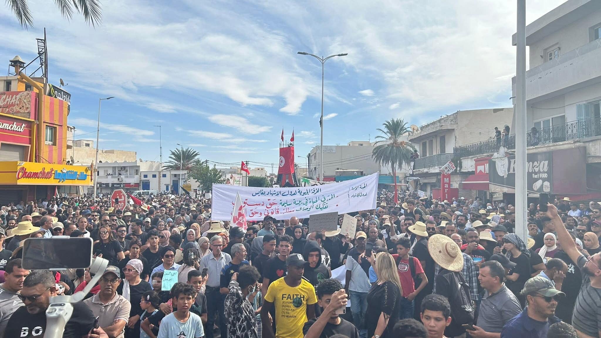 قابس.. مسيرة سلمية للمطالبة بتفكيك الوحدات الصناعية الملوِّثة للمجمع الكيميائي