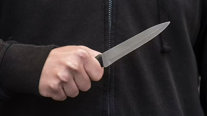 رواد.. يطعن زوجته بسكين ثم يسلّم نفسه  