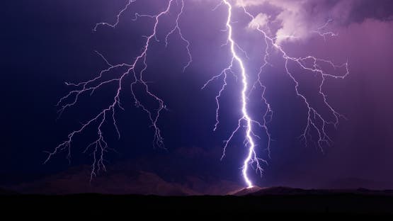 بعد وفاة 3 في مصر.. أطباء يوضحون كيف يقتل البرق الإنسان؟