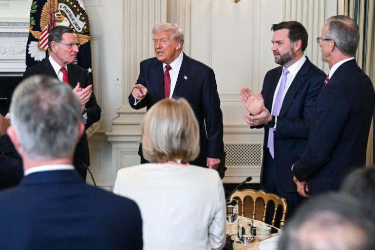 ترامب يحمّل الإغلاق الحكومي مسؤولية الهزيمة واقتصاد أميركا يخسر 15 مليار دولار أسبوعيا