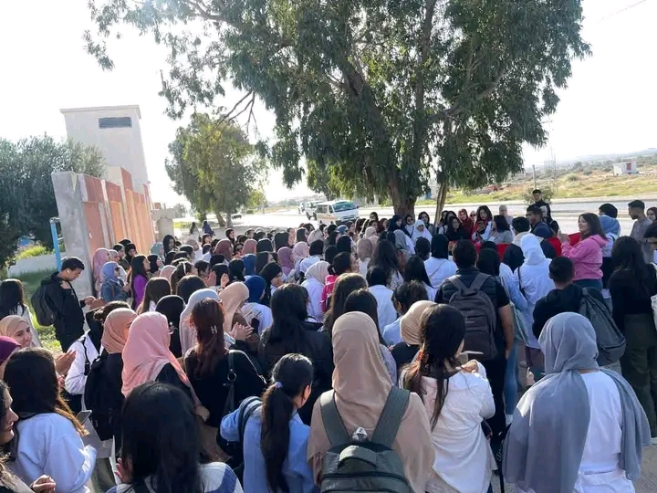 القصرين.. وقفة احتجاجية لطلبة التربية والتعليم للمطالبة بحقهم في التربصات الميدانية 