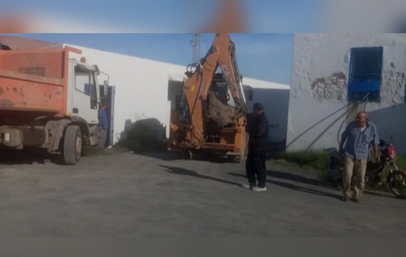 طبربة .. البلدية تتدخل لتنظيف المسلخ البلدي 