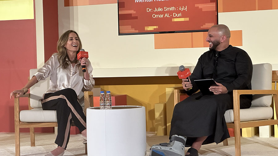 الدكتورة "جولي سميث" في معرض الشارقة: عبور الفجوة بين المعرفة النفسية والحياة الواقعية يبدأ من فهم الذات