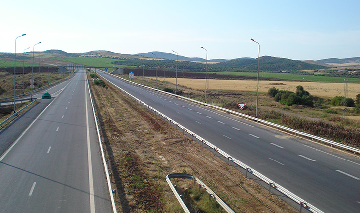 كلفة أشغاله التقديرية تُقارب 2500 مليون دينار..     مشروع الطريق السيارة المغاربية يُضاعف حجم التبادل التجاري وتدفّق السياح