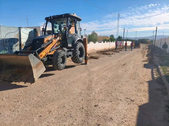 القصرين.. انطلاق أشغال مشروع تعبيد الطرقات والتنوير العمومي بالدغرة 