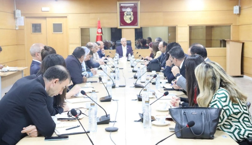 دعاها إلى مرافقة مصدري زيت الزيتون والتمور.. وزير التجارة يؤكد أهمية دور البنوك في تمويل الصادرات 