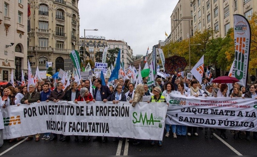 آلاف الأطباء في شوارع مدريد للمطالبة بتحسين ظروف عملهم 