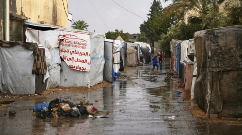 غارات إسرائيلية جنوبي غزة وغزارة الأمطار تفاقم معاناة النازحين