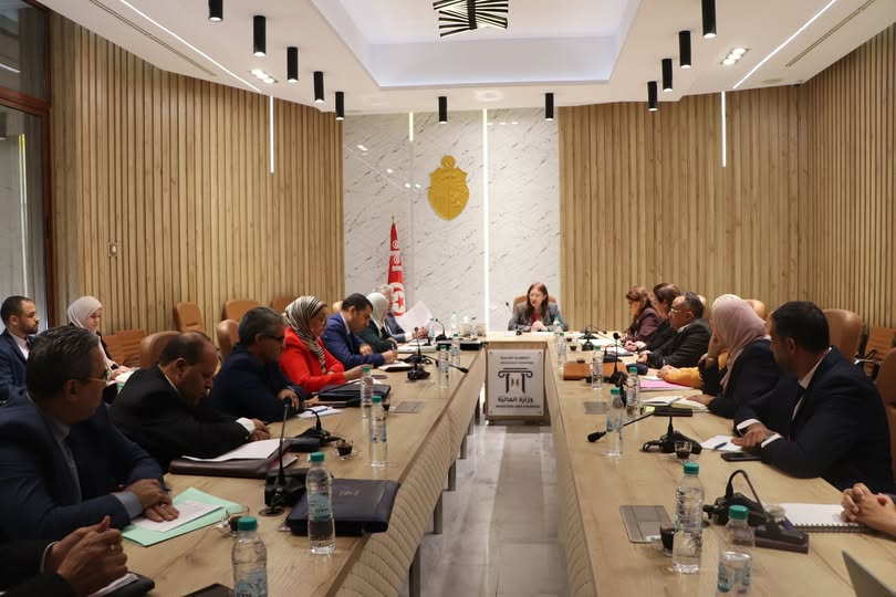 وزيرة المالية تجتمع بالمتصرفين ممثلي الوزارة بمجلس إدارة البنوك المشتركة 