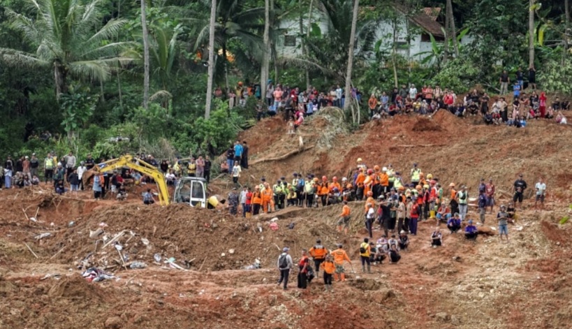 مقتل 18 وفقد العشرات إثر انهيارات أرضية في جاوة الوسطى بإندونيسيا