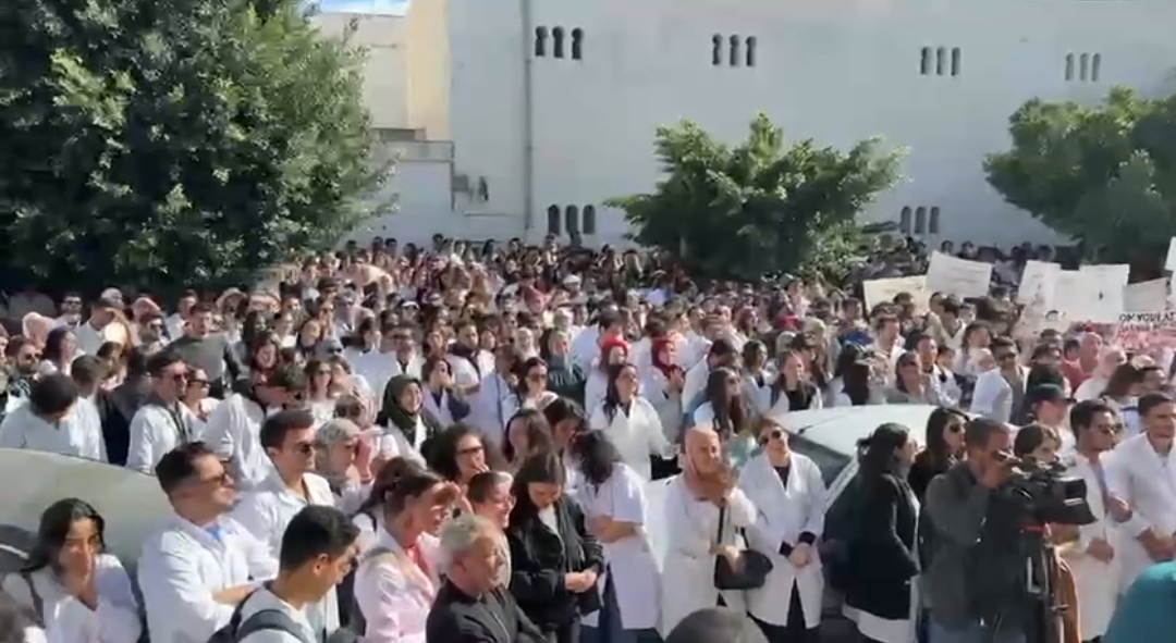 الأطباء الشبان ينفذون اضرابا عن العمل ووقفة احتجاجية امام البرلمان 