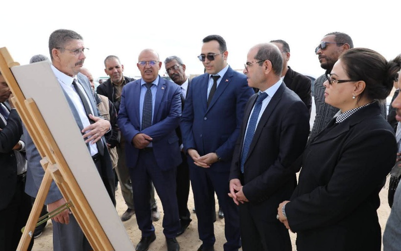 توزر.. وزير التجهيز والإسكان يُعاين أشغال تهذيب الأحياء السكنية 