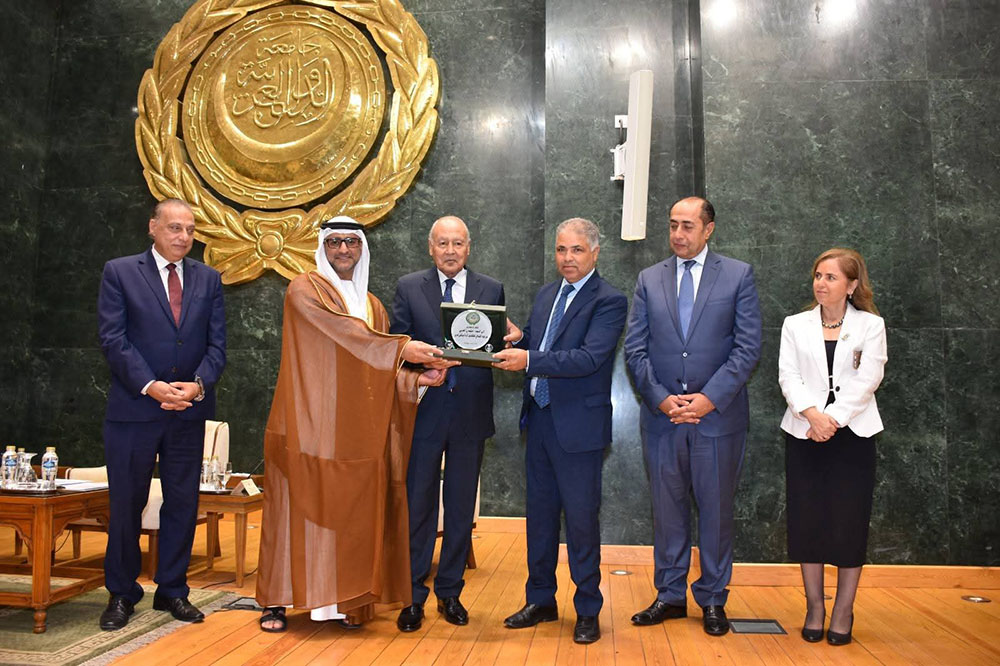 جامعة الدول العربية.. تكريم مدير التوثيق والأرشيف بوزارة الداخلية