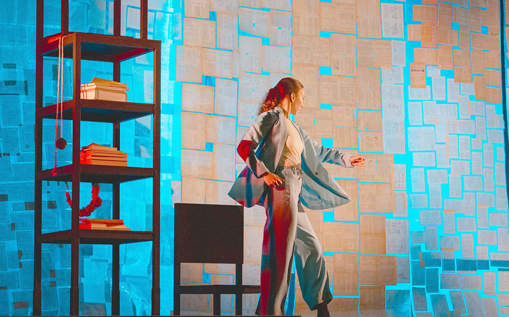 أيام قرطاج المسرحية.. المخرجة الفلسطينية شادن أبو العسل تعيد رسم التجربة الفلسطينية في عرض "ريش"