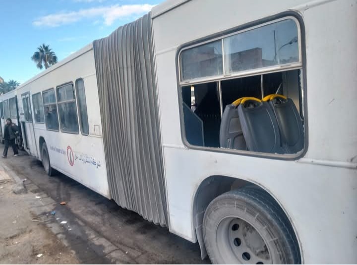 النفيضة.. تهشيم نافذة حافلة نقل مدرسي 