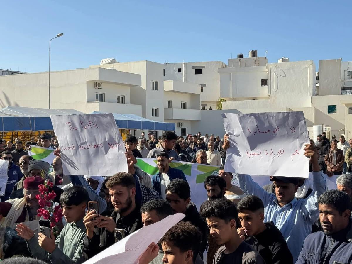 آلاف الليبيين يتظاهرون في بنغازي ومدن أخرى للمطالبة بإجراء الانتخابات فورا