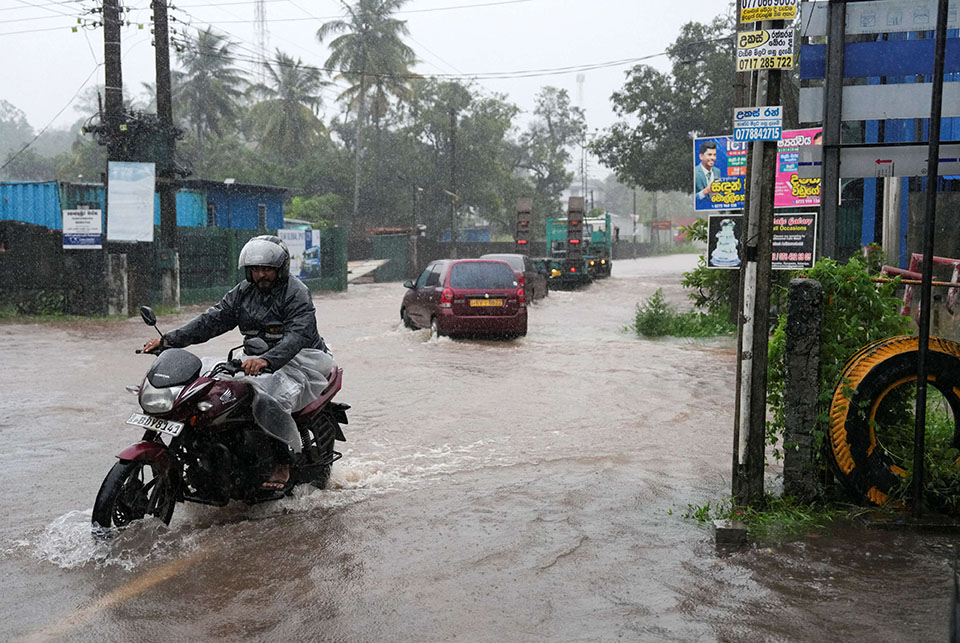 عشرات القتلى بانهيارات أرضية بسبب أمطار غزيرة في إندونيسيا وسريلانكا