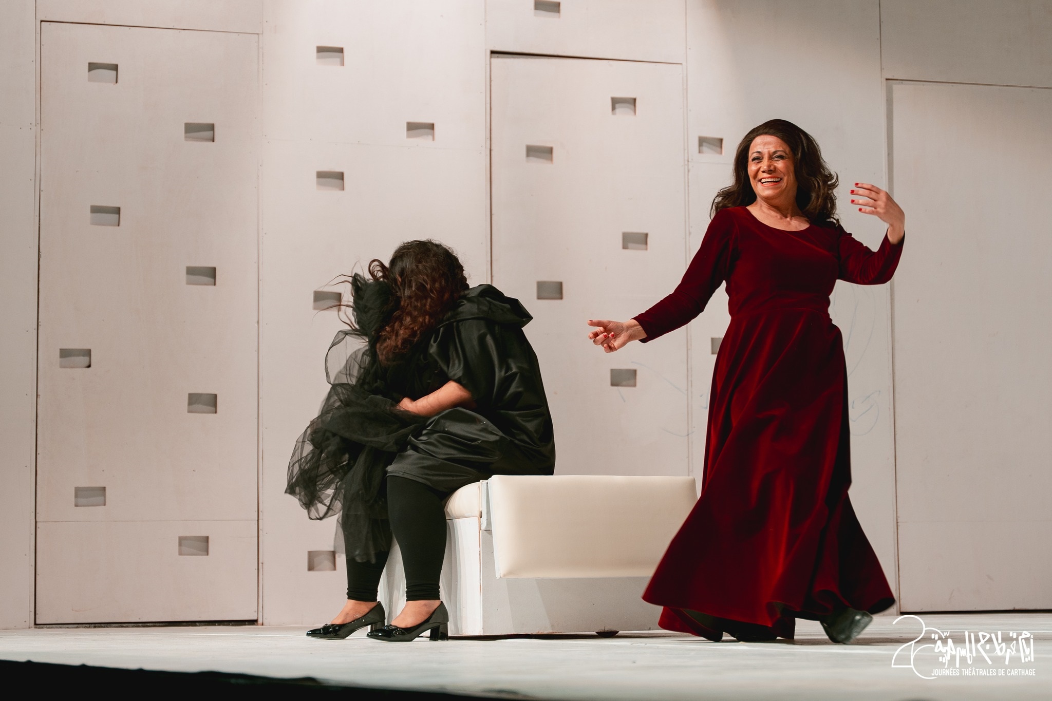 كشف وتعرية للذات البشرية..      مشهدية بصرية مبهرة للعرض العراقي «الجدار» في أيام قرطاج المسرحية