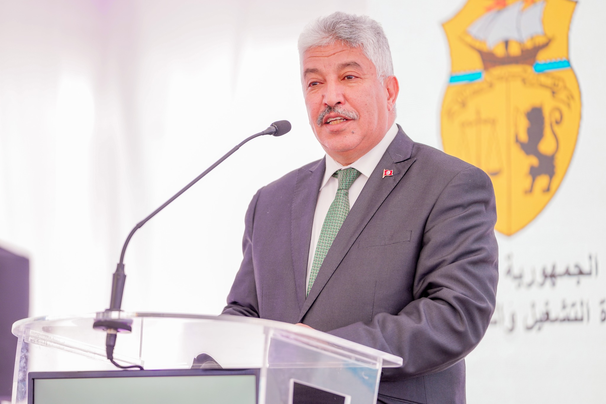 بعضها حوّل «التوظيف بالخارج» من حلم إلى كابوس..     وزير التشغيل يؤكد إحالة عشرات مكاتب التوظيف المتحيّلة على القضاء