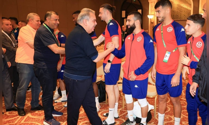 وزير الرياضة يزور وفد المنتخب في الدوحة