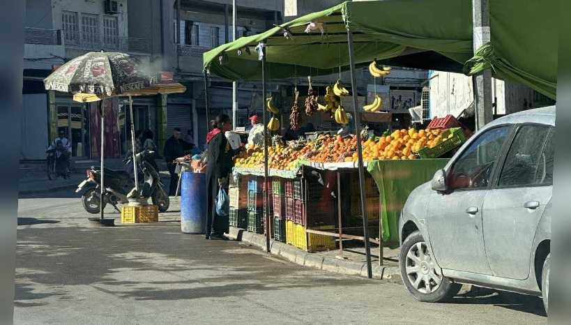 القيروان.. رصيف بجانب مستوصف الحجام ومحطة سيارات الأجرة يحرم منه المارة بسبب الانتصاب الفوضوي