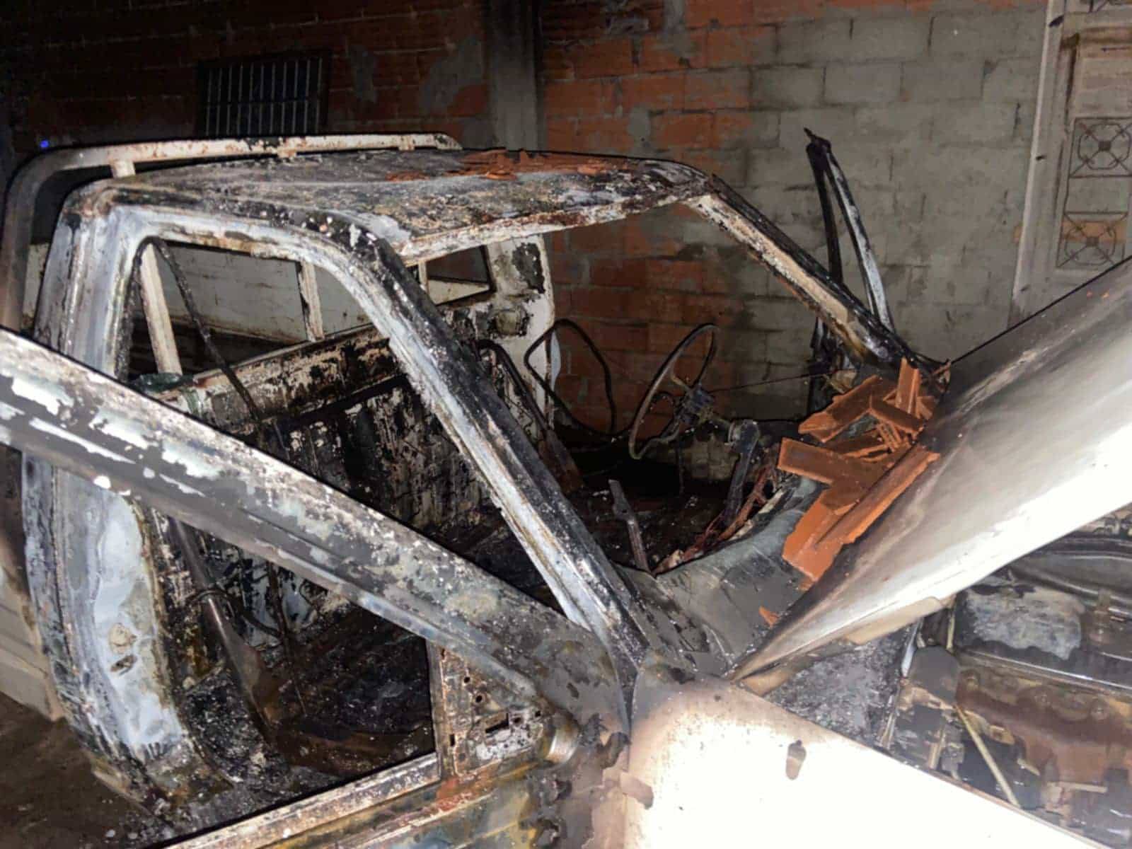 غار الملح.. حريق يأتي على مستودع وشاحنة في الزواوين 