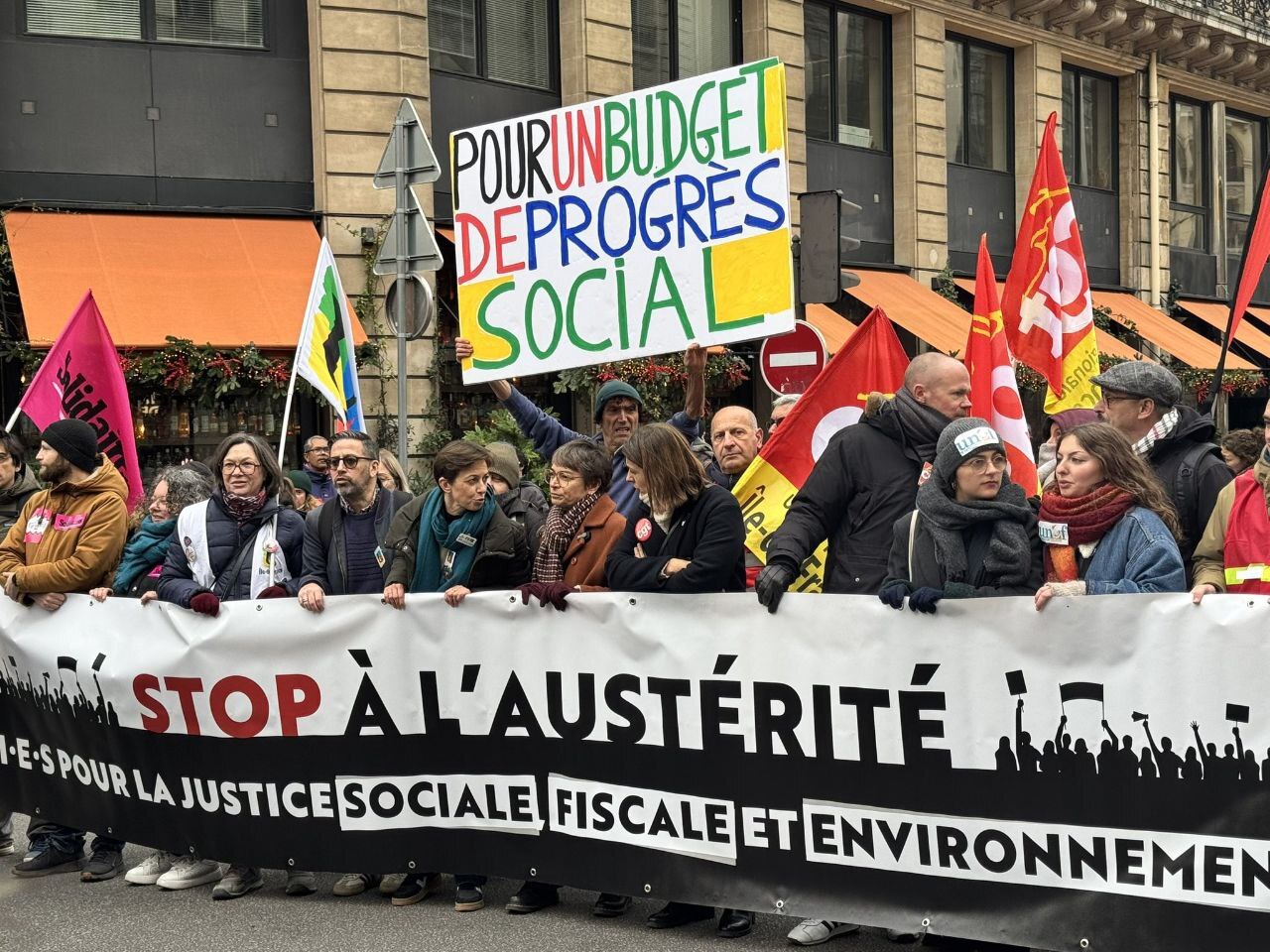 فرنسا.. 17 ألف متظاهر في باريس احتجاجا على مشروع ميزانية 2026