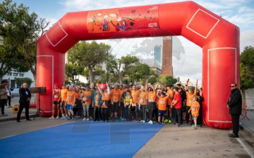 بشارع الحبيب بورقيبة بالعاصمة.. سباق رمزي تحت شعار "سباق 5 كلم من أجل السلامة الرقمية" 