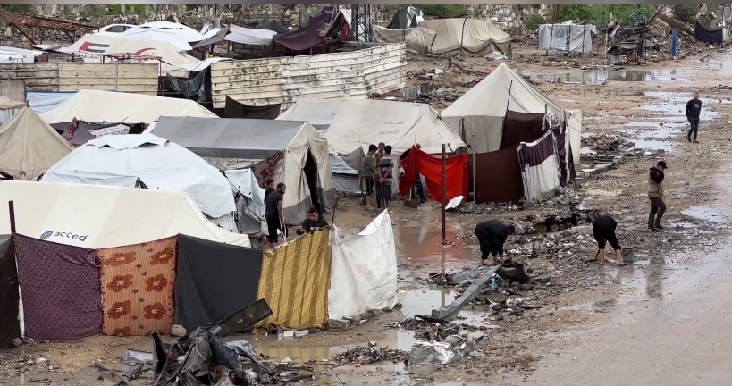 منخفض جوي يغرق خيام آلاف النازحين بغزة وتحذيرات من كارثة