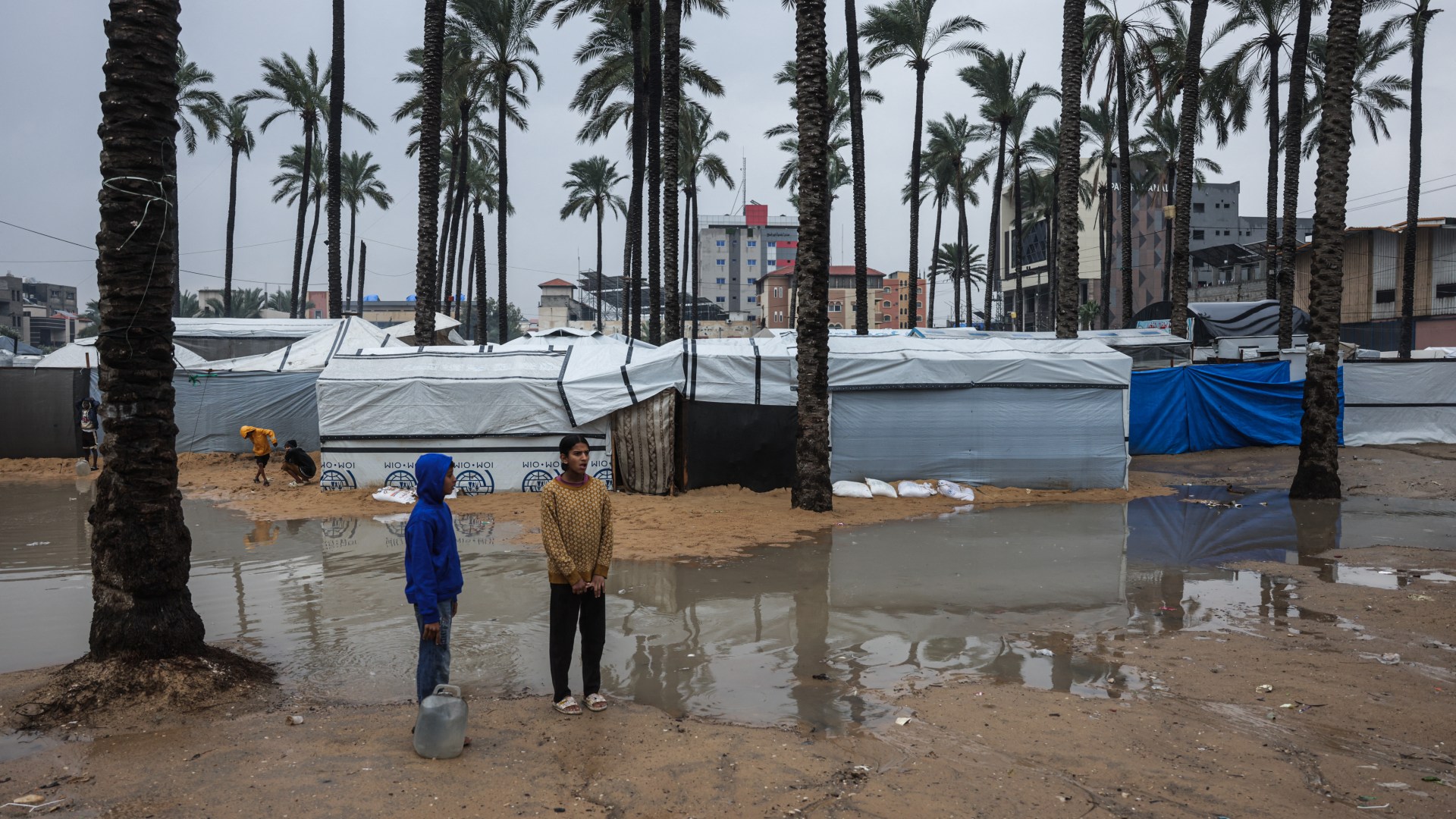 منظمة أممية تحذر من غرق خيام مئات آلاف النازحين بغزة
