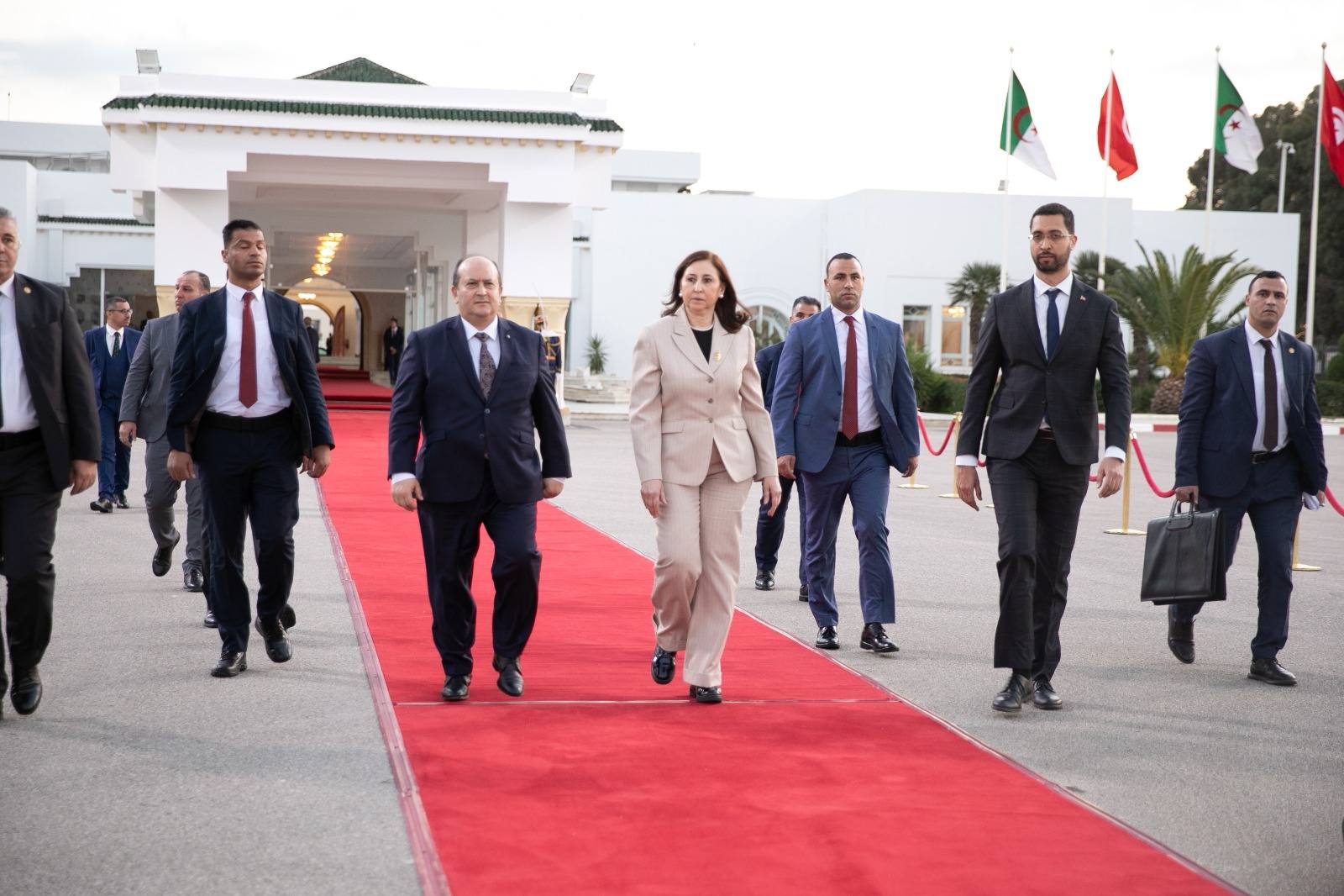 رئيسة الحكومة تودع الوزير الأول الجزائري في ختام زيارته الرسمية إلى تونس