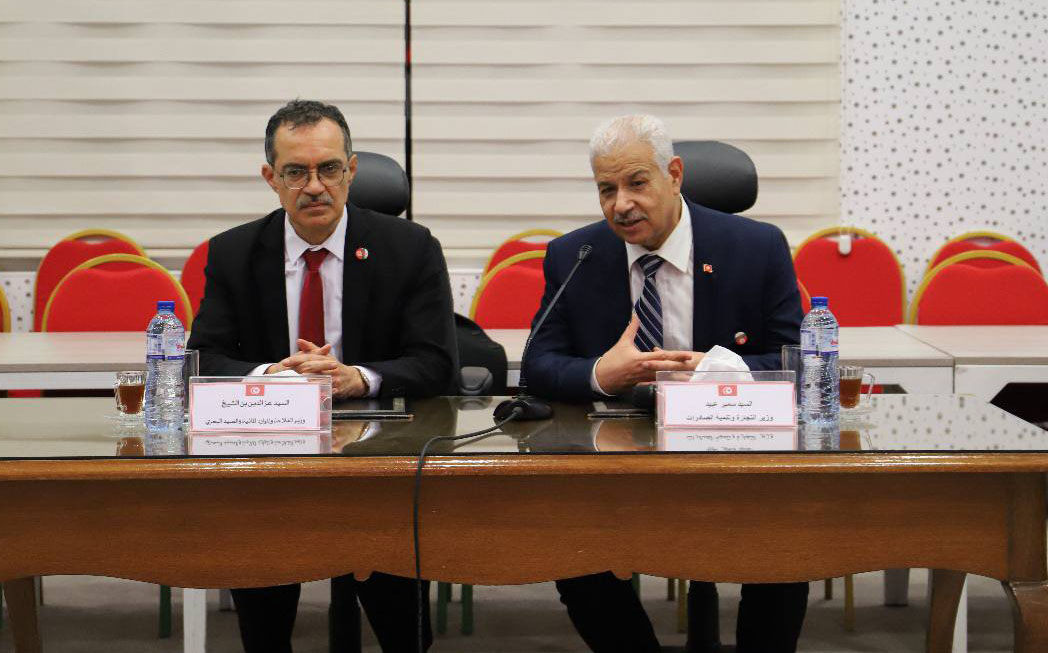 وسط ارتفاع متواصل لمخزون الزيت.. وزيرا الفلاحة والتجارة يأذنان بالشروع في تنفيذ برنامج تخزين زيت الزيتون 