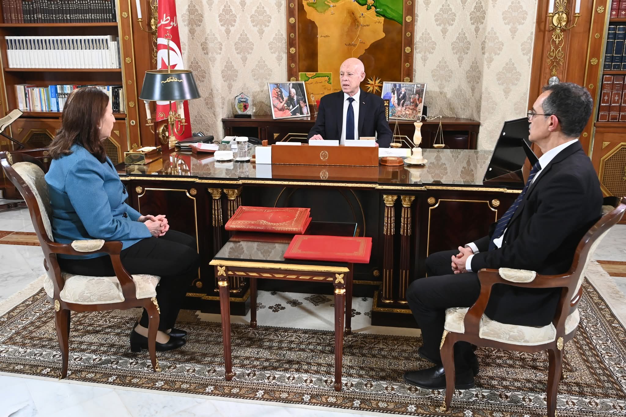 رئيس الجمهورية يؤكد على ضرورة تذليل الصّعوبات أمام الفلاّحين في مستوى عصر الزيتون وتخزينه وتسويقه 