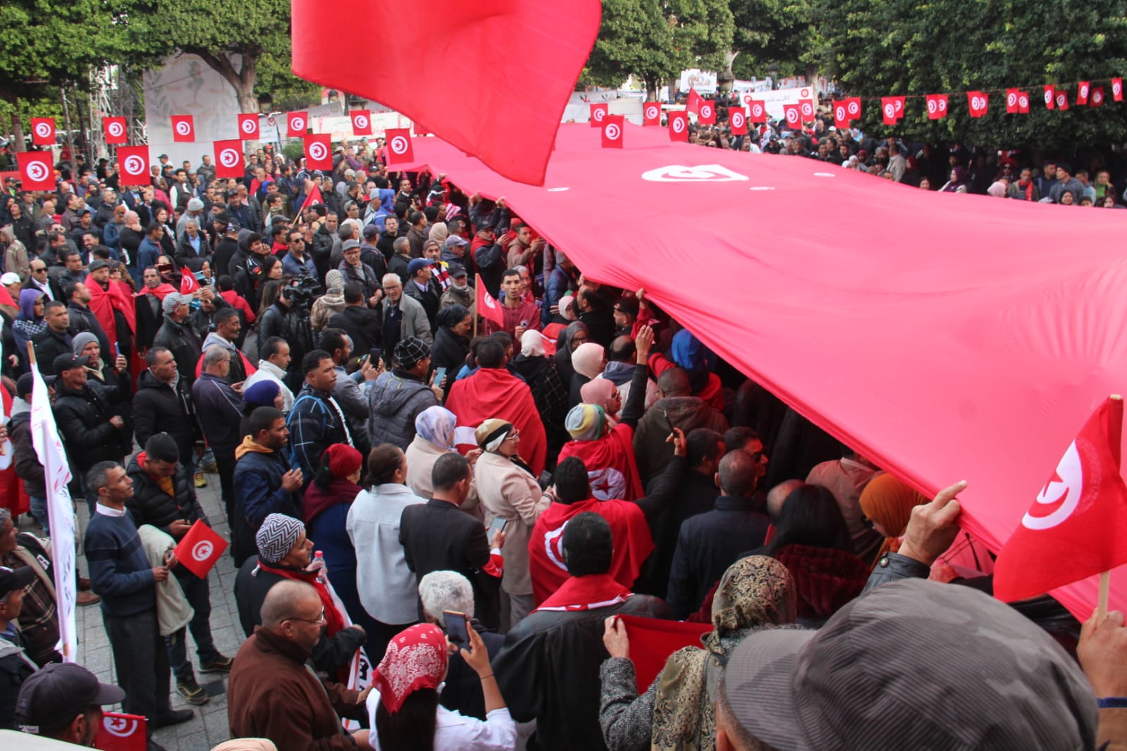 في عيد الثورة.. مسيرة شعبية داعمة لـ"مسار 25 جويلية" تطالب بالتصدي للتدخل الأجنبي  